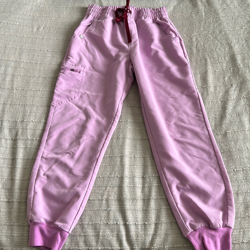 High waisted jogger figs scrub pants. Lilac color.